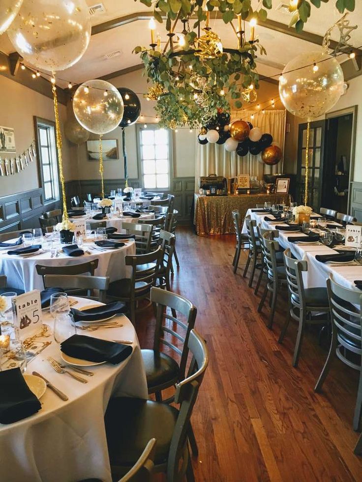 a dining room filled with lots of tables and chairs