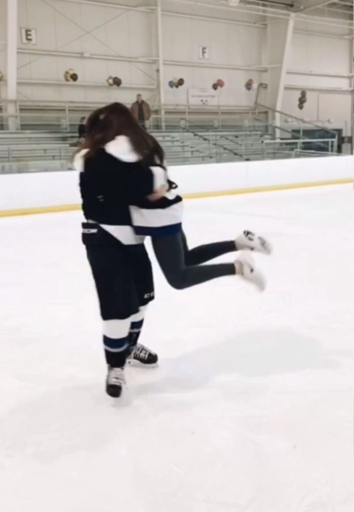 Hockey Couple Goals Boyfriends, Cute Hockey Couples, Hockey Couple Aesthetic, Hockey Relationship, Hockey Couple Goals, Hockey Players Girlfriend, Hockey Couples, Hockey Couple, Hockey Bf