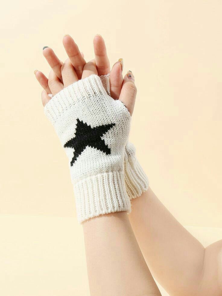 Mia 3, Y2k Clothes, Swaggy Outfits, Star Pattern, 영감을 주는 캐릭터, Really Cute Outfits, Black Star, Mode Vintage, Womens Gloves