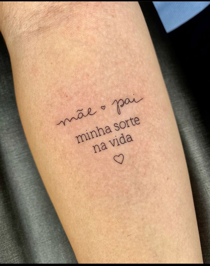 a person with a tattoo on their arm that reads me, pai minha sorte na vida