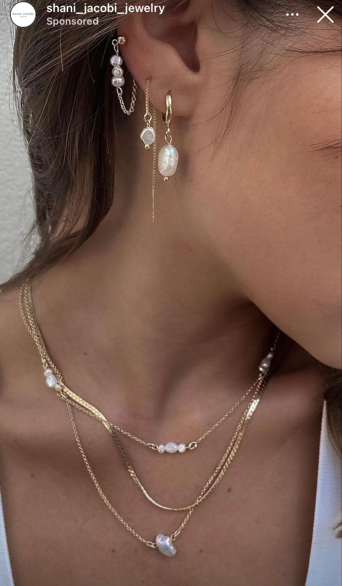 Simple Earring Stack Ideas, Beach Earring Stack, Beachy Earring Stack, Layered Gold Necklaces, Spring Jewelry Trends, Beachy Earrings, Earring Stack, Jewelry Ear, Earring Sets