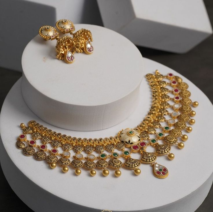 Indian Gold Jewellery Design Bridal Sets, Rajwada Jewellery, Choker Set Gold, Necklace Set Indian Bridal Jewelry, Unique Gold Jewelry Designs, Wedding Jewelry Sets Bridal Jewellery, Delicate Gold Jewelry, Gold Jewels Design, Bride Jewelry Set