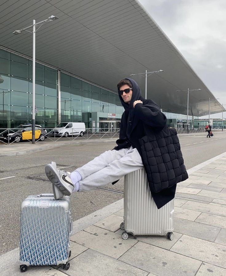 Aaron Aesthetic, Airport Outfit Men, Aaron Blackford, Marc Forne, Mens Suitcase, The Spanish Love Deception, Spanish Love Deception, Travel Fashion Airport, Airport Aesthetic