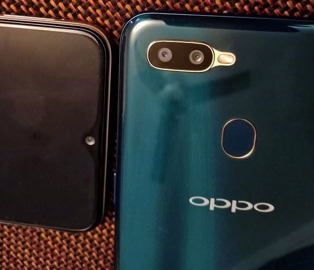 two oppo phones side by side, one is blue and the other is black