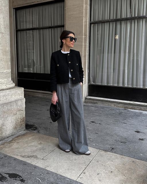 Pauline__dt on Instagram: "Finally time for pre-spring looks ! __ #ootd #outfit #outfitoftheday #outfitinspiration #lookdujour #lookoftheday #parisianstyle #onparledemode #parisianvibes #lestyleàlafrançaise #inspiration #parisianchic" Parisian Work Outfit, Classy Outfits Spring, Boucle Jacket Outfit, Leg Outfit, Blazer Business Casual, Clean Outfit, Tweed Jacket Outfit, Japan Fits, Office Ootd