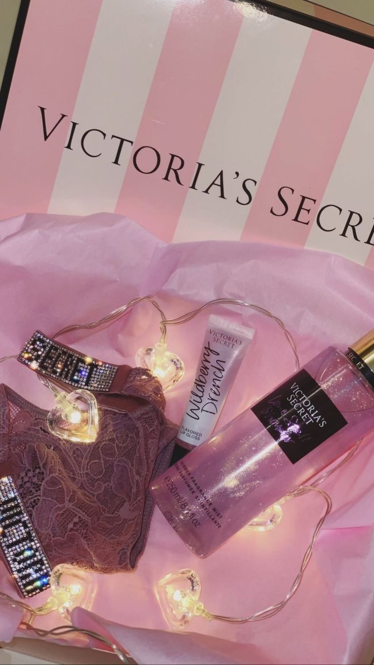 How To Smell Like A Victoria Secret Angel, Victoria’s Secret Wallpaper, Victoria's Secret Wallpaper, Victoria Secret Brume, Victoria Secret Products, Victoria Secret Collection, Vs Wallpaper, Victoria Secret Gifts, Perfume Victoria Secret