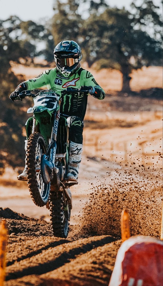 Motocross aesthetic Motocross Photography, Kawasaki Dirt Bikes, Bike Humor, Ktm Dirt Bikes, Freestyle Motocross, Serie Bmw, Motocross Love, Mx Bikes, Dirt Bike Racing