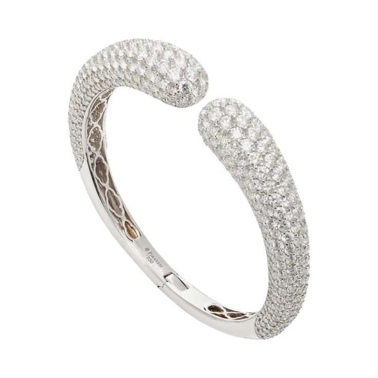 Approx. 18.50cts round Diamonds The bangle is set in 18K White Gold Classic Bracelets, Precious Jewels, Domed Ring, Classic Jewelry, Boutique Jewelry, High Jewelry, Huggies Earrings, Pink Sapphire, Earring Necklace