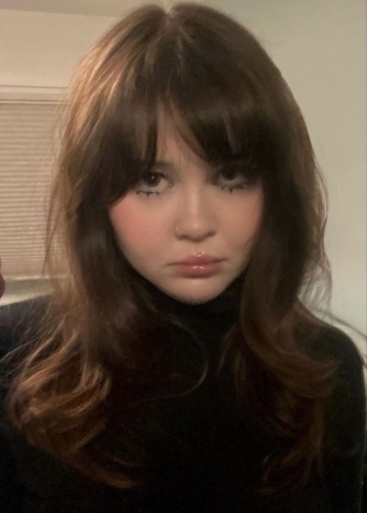 Bangs Outfit, Full Bangs Long Hair, Brown Hair Bangs, Bangs Long Hair, Bangs Wavy Hair, 60s Hair, Medium Length Hairstyles, Full Bangs, Creative Women