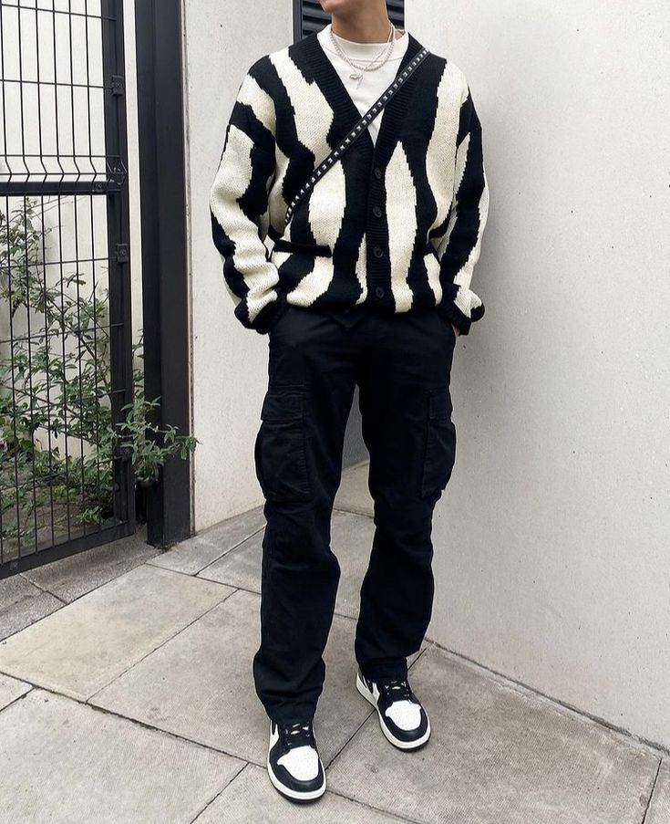 Men Street Fashion 2023, Mens Knitwear Outfit, Bloodyosiris Outfits, Black And White Aesthetic Outfit Men, Cardigan Streetwear Men, Old Money Outfits Men Fall Winter, Cardigan Outfit Aesthetic Men, Black And White Outfit Ideas Men, Black And White Mens Outfit