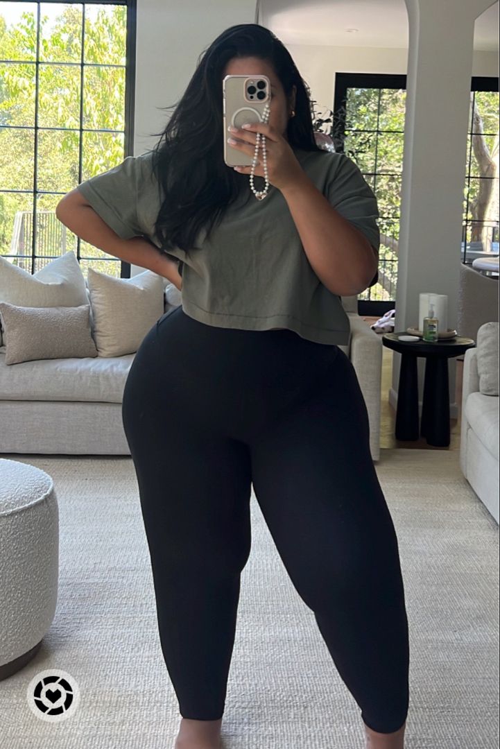 Casual Style Outfits Plus Size, Plus Size Yoga Outfits, Plus Size Leggings Outfit Summer, Plus Size Outfits Leggings, Plus Size Mom, Plus Size Postpartum, Legging Outfits Plus Size, Selfie Poses Plus Size, Athleisure Plus Size Outfits