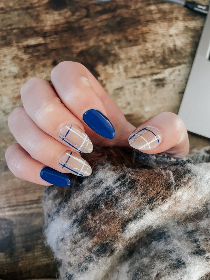 November Blue Nails, Blue And White Nails Winter, Winter Nail Designs Almond Shape, Ffa Nails Ideas Blue Gold, Winter Almond Nails Designs, Penn State Nails, Blue December Nails, Cute Nails For January, Almond Nails Designs Blue