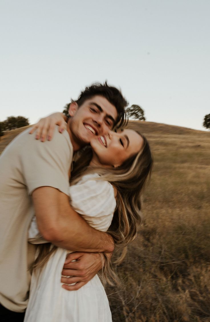 Summer engagement photos in a field at golden hour summer engagement photo outfit inspiration neutral colors and couple in love at sunset Portret Feminin, Wedding Fotos, Golden Fields, Engagement Picture Outfits, Cute Engagement Photos, Couple Engagement Pictures, Engagement Pictures Poses, Shotting Photo, Couple Picture Poses