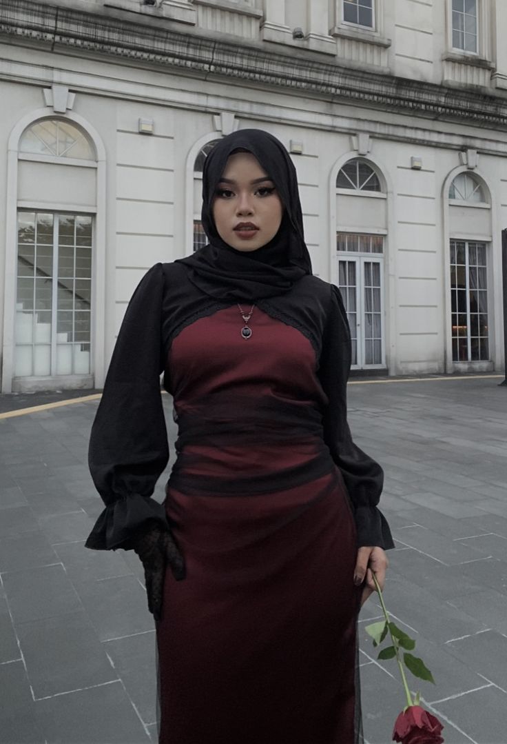 Masquerade Outfit Ideas Hijab, Maheen Khan, Masquerade Outfit Ideas, Hijab Prom Dress, Hijab Streetwear, Muslim Prom Dress, Red Hijab, Outfit Ideas Hijab, Dark Glamour