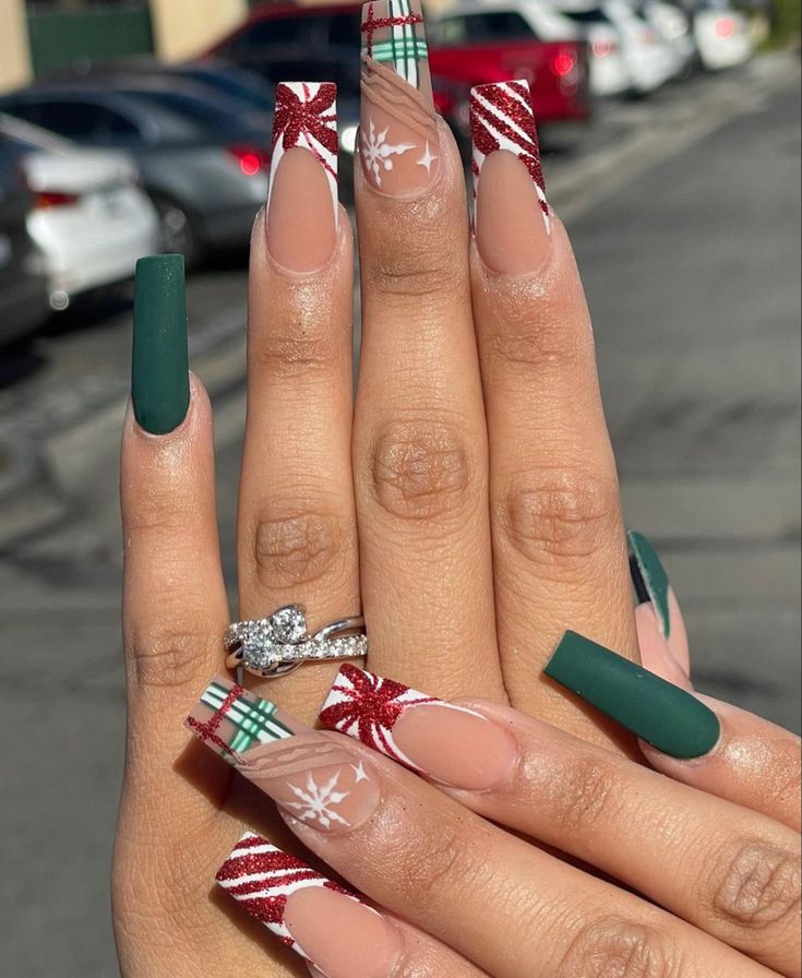 Christmas Season Nails, Christmas Nails Design Holiday, Christmas Nail Designs Acrylic, Aesthetic Nail, Christmas Gel, Tree Nails, Winter Nails Acrylic, Christmas Nails Easy, Cute Christmas Nails