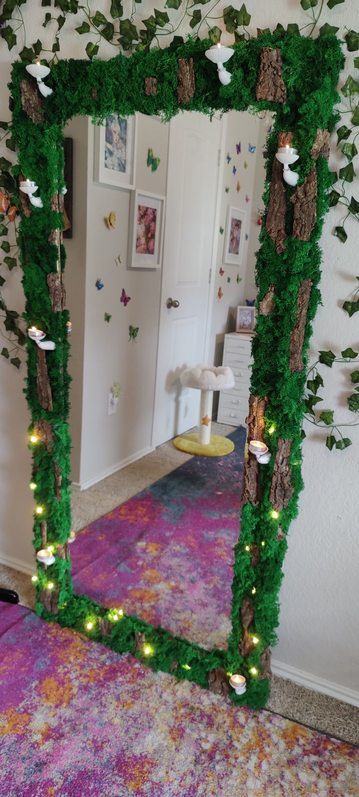 Dark green moss with fairy lights candles and mushrooms diy Mushroom Fairy Bedroom, Mushroom Mirror Diy, Fairy Mirror Diy, Long Mirror Diy, Diy Mirror Frame Painting Ideas, Fake Moss Diy, Fairycore Mirror, Avatar Room Decor, Kids Bedrooms Boys