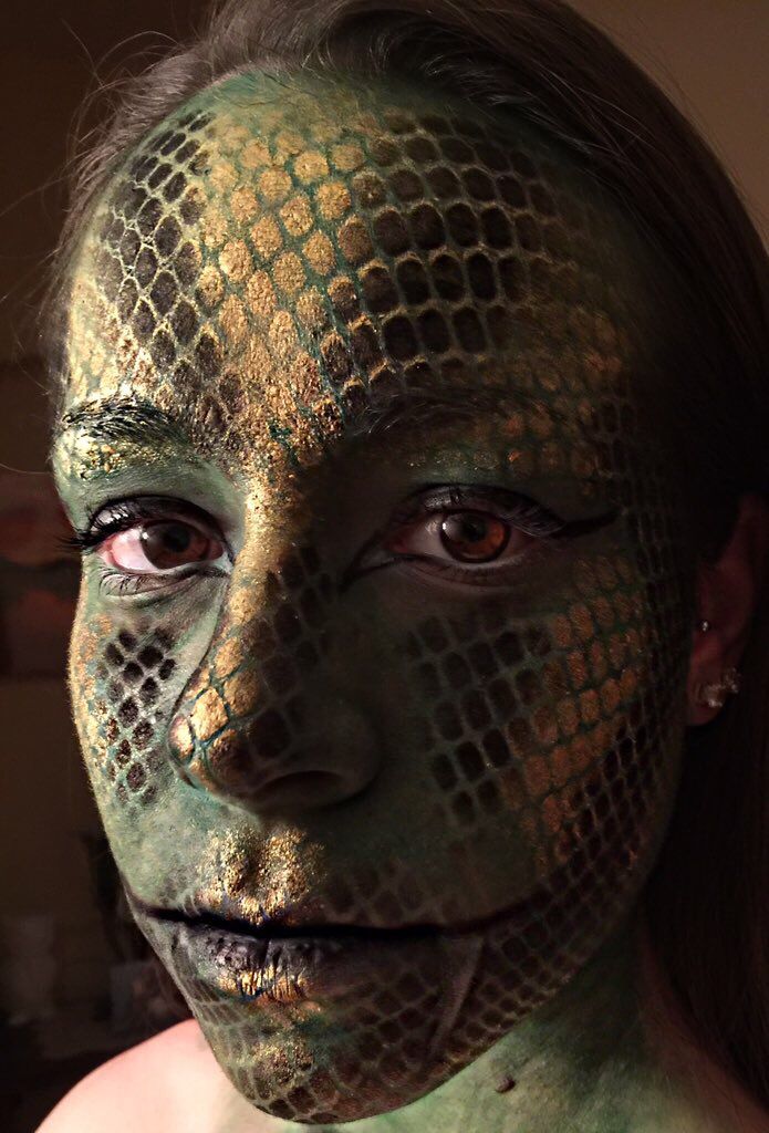 Recreation of Glam & Gore's snake skin tutorial                                                                                                                                                                                 More Crocodile Makeup Halloween, Dinosaur Makeup Women, Snake Halloween Makeup, Snake Makeup Look, Reptile Makeup, Snake Skin Makeup, Lizard Makeup, Crocodile Makeup, Snakeskin Makeup