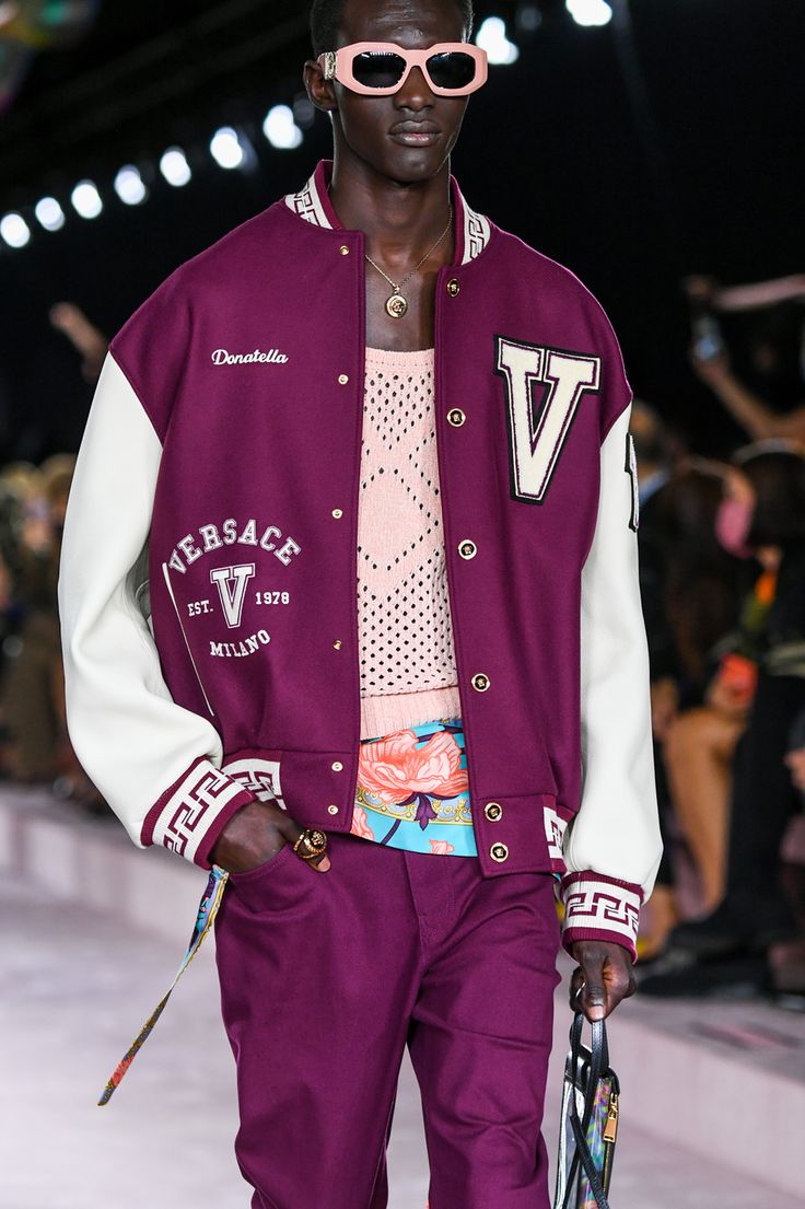 VERSACE FASHION SHOW SS22 Versace Aesthetic, 2022 Runway, 2022 Fashion Show, Versace Spring, Versace Fashion, Versace Outfit, Donatella Versace, Spring Summer 2022, 2022 Fashion