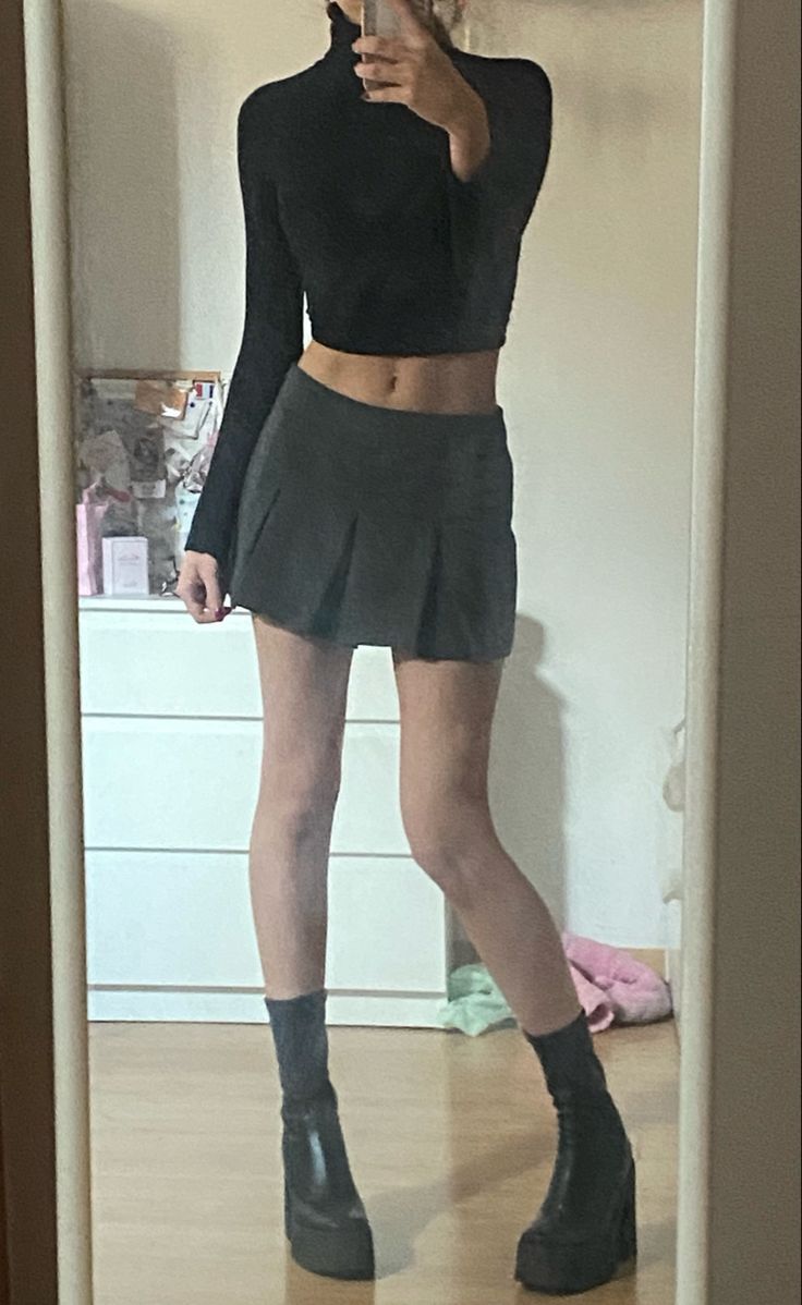 Zara Grey Skirt, Dark Grey Skirt Outfit, Grey Tennis Skirt Outfit, Zara Skort Outfit, Gray Mini Skirt Outfit, Skorts Skirts Outfit, Gray Tennis Skirt Outfit, Green Mini Skirt Outfit, Grey Mini Skirt Outfit