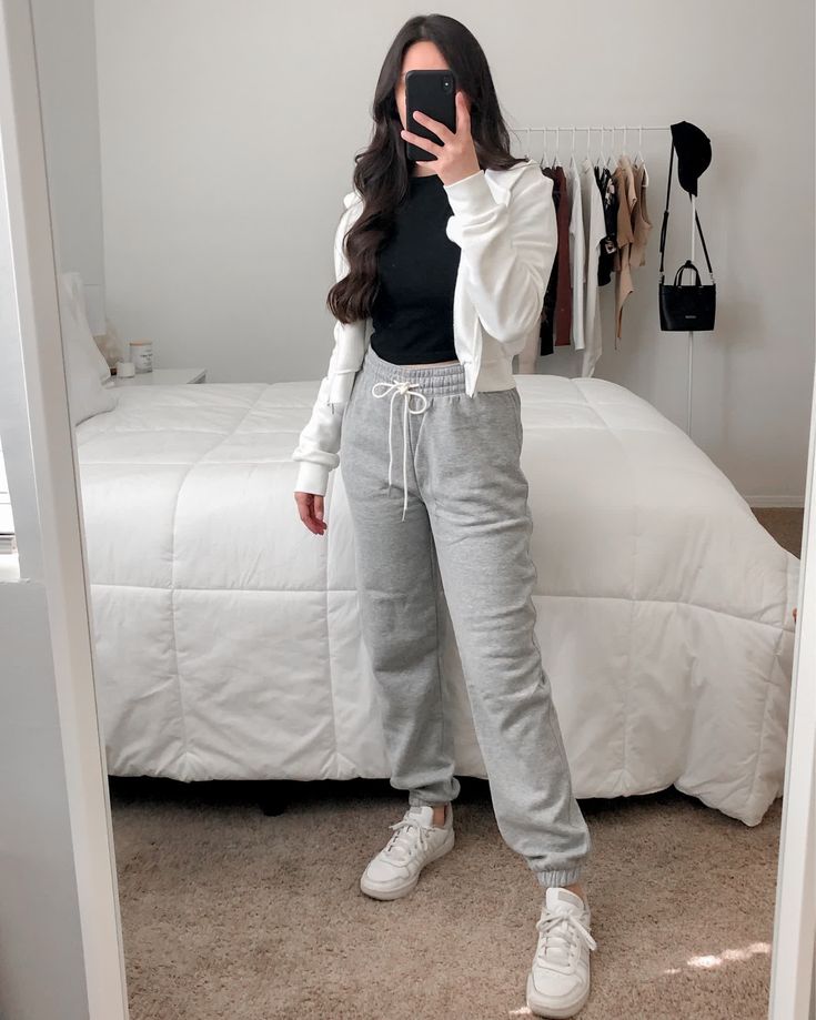 White Cropped Hoodie Outfit, White Cozy Fit Hoodie With Crew Neck, White Relaxed Fit Hoodie For College, White Sporty Hoodie For School, White Cropped Jacket Outfit, White Cropped Zip Up Hoodie Outfit, White Hoodie Outfit, Cropped Hoodie Outfit, La Outfit