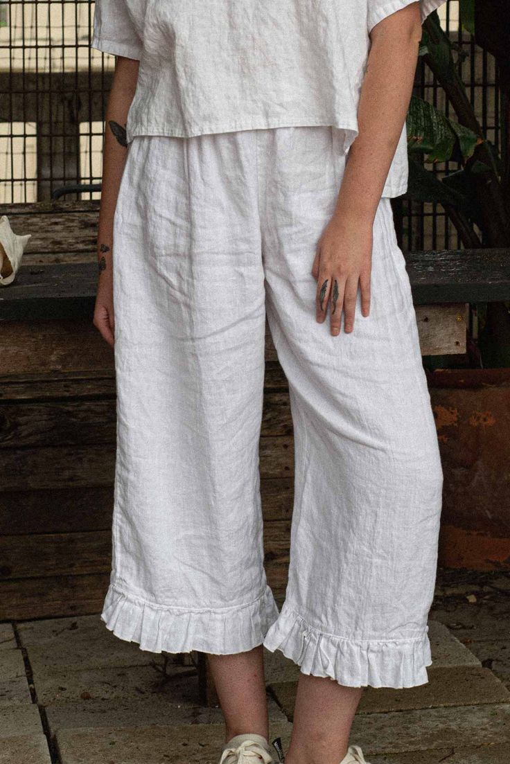 Ruffle Bottom Pant Crop Style – Heart's Desire Clothing Ruffle Pants Pattern, Shabby Chic Outfits, Outfit Recreation, Bloomer Pants, Linen Slip Dress, Shabby Chic Clothes, Crop Style, Linen Pant, Cropped Linen Pants