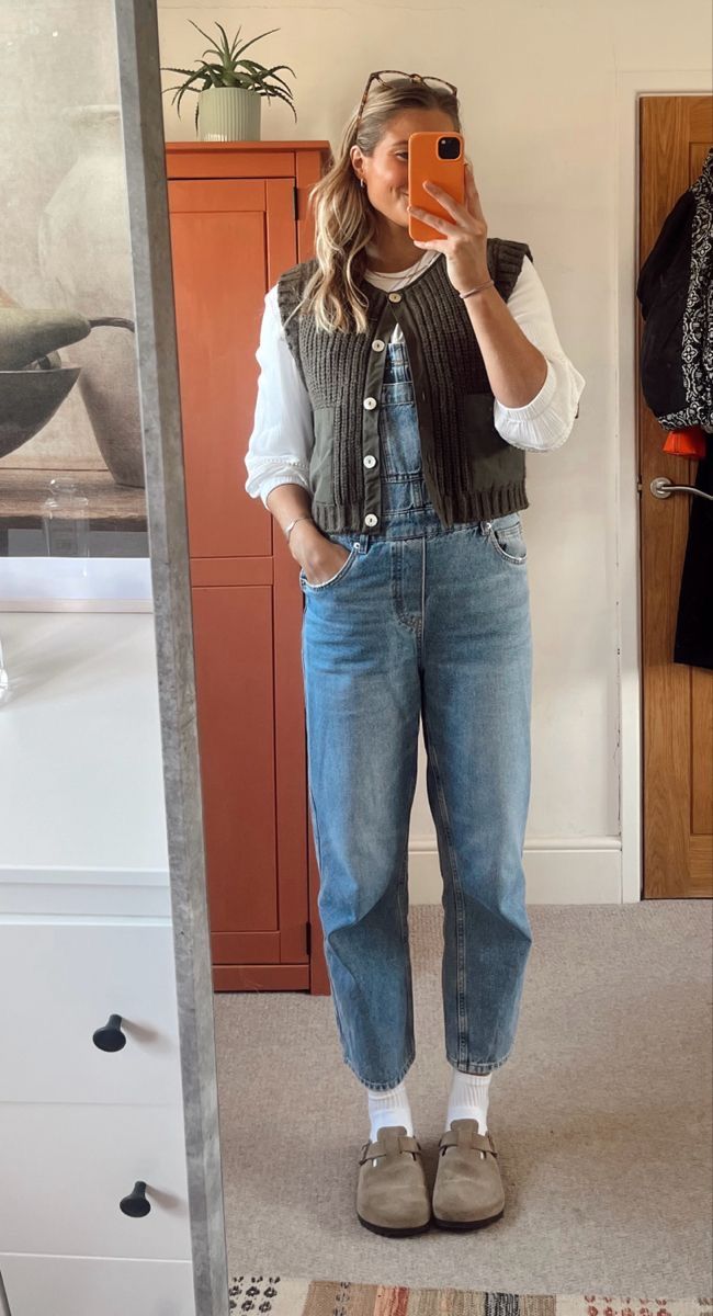 Overalls Outfit Light Wash, Style Dungarees Outfit, Ginger Fall Outfit, Fall Dungaree Outfits, Birkenstocks Winter Outfit, Birkenstock Boston Outfit Overalls, Autumn Dungarees Outfit, Neutral Vest Outfit, 90s Fall Aesthetic Outfit