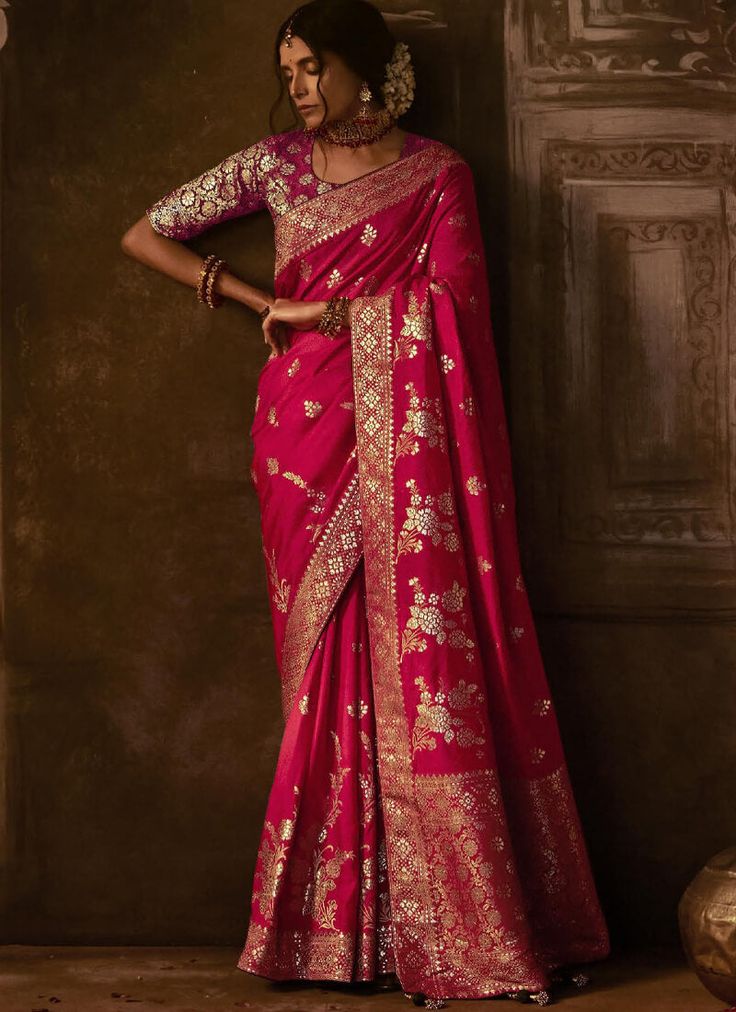 Woven Rani Silk Saree Dola Silk Saree, Wedding Sarees Online, Ritu Kumar, Designer Silk Sarees, Embroidered Saree, Half Sleeve Blouse, Red Saree, Art Silk Sarees, Satin Color