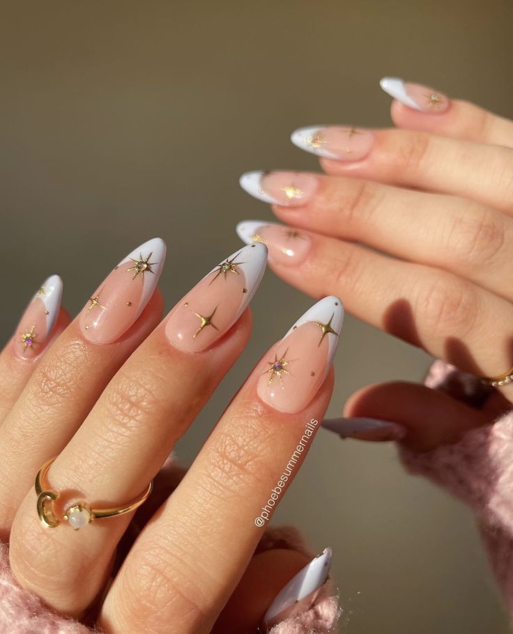 Nails Acrylic Inspo Medium, White French Tip With Gold Stars, Almond Star Nails Designs, Stars On Nails Design, Cute French Tip Nails Almond, White Nails With Gold Stars, Nail Art Designs Stars, Star Nails With French Tip, French Manicure With Stars