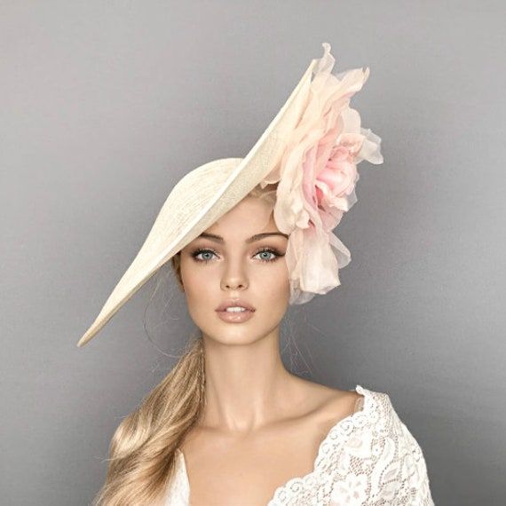 This stunning ivory wide brim hat, is adorned with a beatutiful silk flower in pink shades. This hat is perfect for horse racing like the  Kentucky Derby, Royal Ascot, Breeders Cup... luncheons, High Tea parties, Bridal Showers, wedding guest.. or any special ocasion. It is mounted on a thin satin cover headband (with silicone ends to prevent a headache) and small comb.  You can choose the side of the head where you like to wear the fascinator. Follow this link for more beautiful choices from 'S Kentucky Derby Outfit, Race Day Hats, White Fascinator, Hat Cream, Fascinator Wedding, Kentucky Derby Fascinator, Royal Ascot Hats, Derby Outfits, Occasion Hats