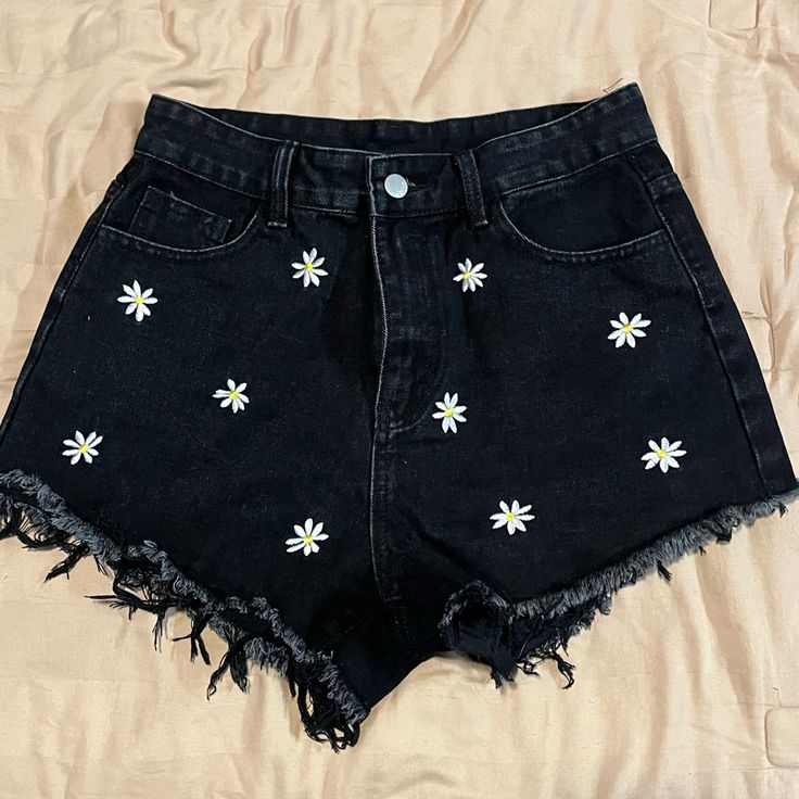 Jean Shorts Aesthetic, Daisy Clothes, Rome Outfits, Clothes Flower, Cute Jean Shorts, Cute Outfits With Shorts, Shein Shorts, Stylish Jeans, Shorts Cute