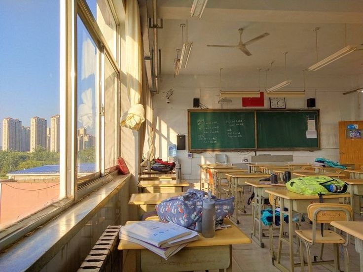 an empty classroom with lots of desks and chairs