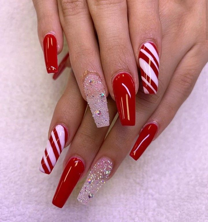 Christmas Nails Acrylic Present, Nokti Za Bozic, Red And White Glitter Christmas Nails, Peppermint Nails, Christmas Light Nails, Red Christmas Present Nails, Christmas Nails 2022 Candy Cane, Stylish Nails Designs, Christmas Gel Nails