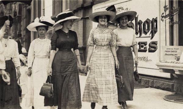 working class 1915 women's fashion - Google Search 1915 Fashion, Holding An Umbrella, 1910s Fashion, 20th Century Fashion, Evolution Of Fashion, Large Hats, Sweet Shop, Music Man, Edwardian Fashion