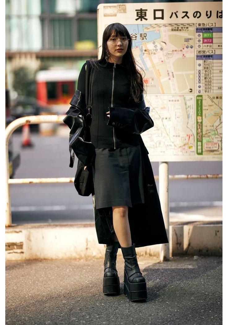 Avant-garde Black Street fashion combined with platform boots Japanese Goth Fashion, Japan Street Style Women, Japanese Street Fashion Women, Japanese Outfits Street Style, Tokyo Fashion Street, Tokyo Fashion Week Street Styles, Street Style Women Fall, Japan Outfits, Japan Fashion Street