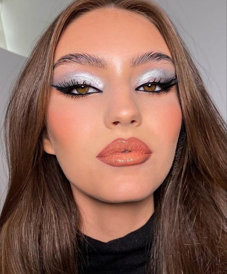 Social Media Post Ideas, Ball Makeup, Silver Eye Makeup, Nye Makeup, Maquillage On Fleek, Mekap Mata, Silver Makeup, Silver Eyeshadow, New Year's Makeup