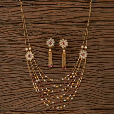 Luxury White Temple Necklace With Intricate Design, Ruby Necklace Designs, Simple Necklace Designs, Neck Pieces Jewelry, Antique Necklaces Design, Gold Jewelry Outfits, Fancy Jewelry Necklace, Gold Jewelry Simple Necklace, Gold Necklace Indian Bridal Jewelry