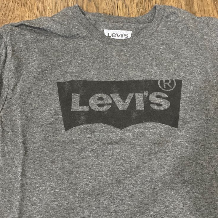 Brand New Men’s Levi’s Logo Gray T-Shirt In L 50% Cotton 50% Polyester Levi's Casual Streetwear Top, Levi's Casual Top For Streetwear, Levi's Casual Crew Neck T-shirt, Levi's Graphic Tee With Crew Neck, Levi's Graphic Tee Crew Neck Top, Levi's Short Sleeve Letter Print T-shirt, Levi's Short Sleeve T-shirt With Letter Print, Levi's Casual Letter Print T-shirt, Casual Gray Shirt With Text Print