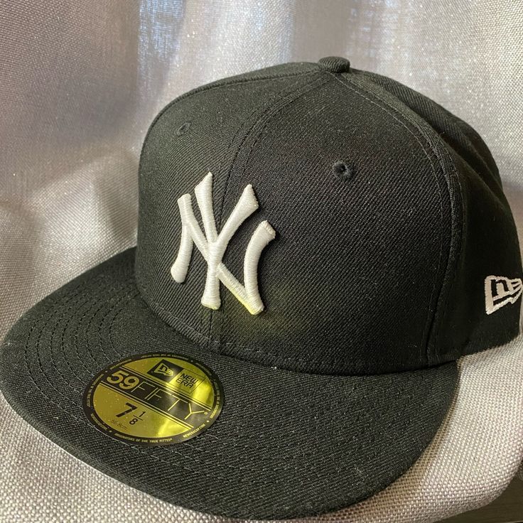 - Brand New, Only Tried On - Didn’t Fit, Too Late To Return - Size 7 1/8 - Gray Brim - Unisex Hat Urban Black Hat For Everyday Wear, Black Casual Baseball Cap With Flat Bill, Classic Short Brim Baseball Cap For Streetwear, Black Casual Fitted Hat With Curved Brim, Casual Black Fitted Hat With Curved Brim, Casual Black Flat Bill Hat, Casual Gray Flat Bill Fitted Hat, Black Urban Baseball Cap With Short Brim, Gray Casual Fitted Hat For Baseball Season