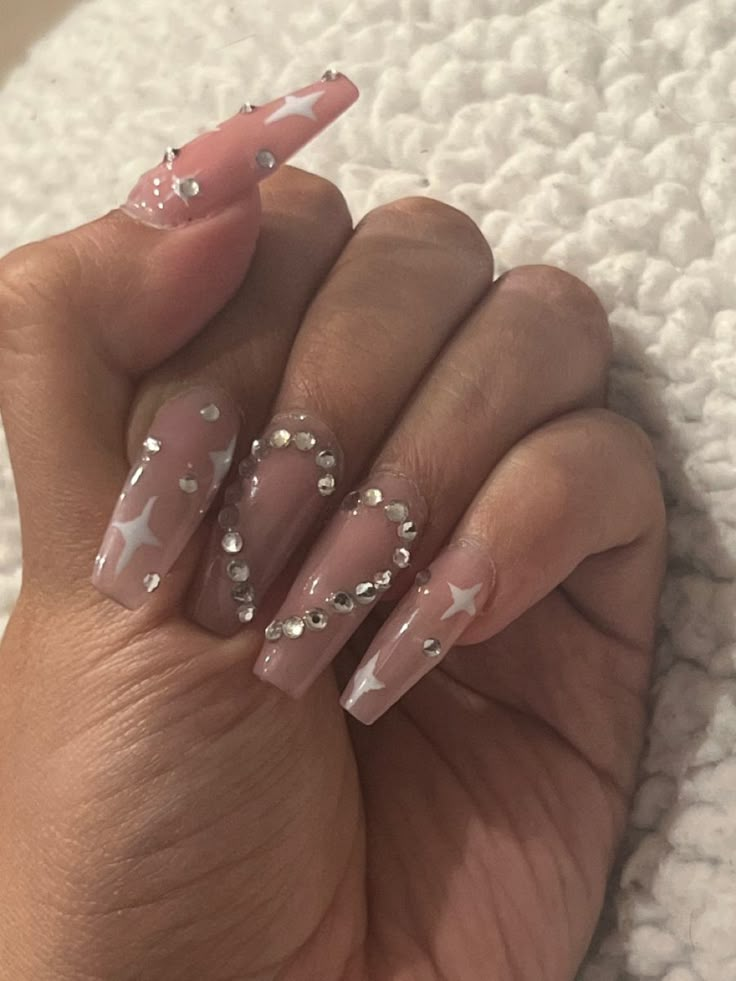 Acrylic Nails Inspiration With Gems, Nails With Gem Stones, Prom Nails Heart, Pink Heart Rhinestone Nails, Pink Sparkly Heart Nails, Nails Inspiration With Rhinestones, Girly Nails With Gems, Rhinestone Outline Nails, Nails With Hearts And Rhinestones