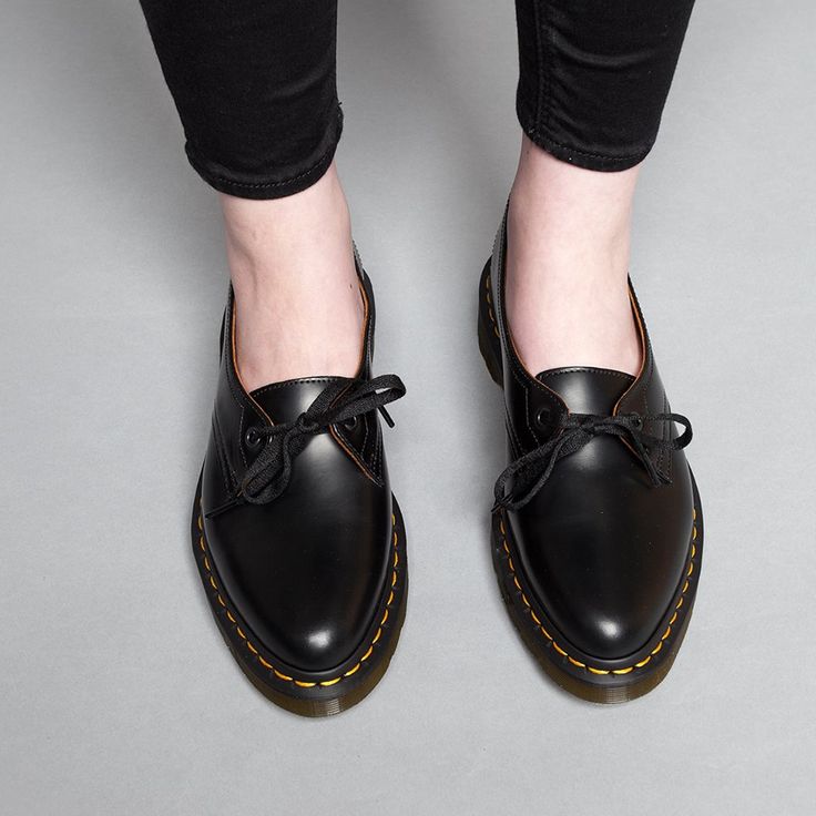 Dr Martens Core Siano 1-Eye Black Flat Shoes Moodboard Fashion, Style Parisienne, Tokyo Street Fashion, Black Flats Shoes, Women's Flats, Vans Authentic, Grunge Style, Doc Martens, Shoe Lover