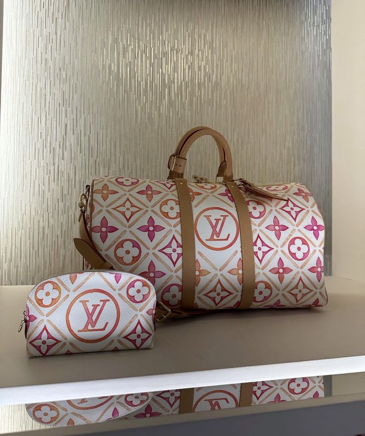 Traveling Luggage, Louis Vuitton Duffle Bag, Louise Vuitton, Fake Designer Bags, Handbag Heaven, Luxury Purses, Wristlet Clutch, Luggage Accessories, Bags Designer Fashion