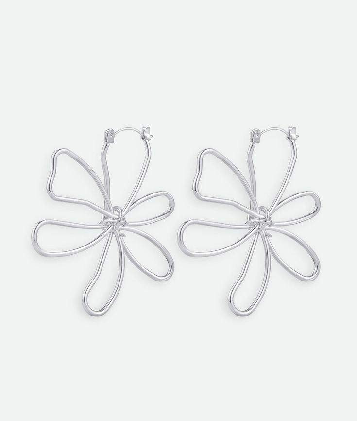 Add a touch of retro whimsy to your outfit with these Niche Design Minimalist Metal Lines Flower Earrings. The unique design and playful metal lines give off a sense of fun and personality. Perfect for any quirky fashionista! Valentina Rose, Jewlery Rings, Flower Earrings Gold, Silver Flower Earrings, Line Flower, Design Minimalist, Charm Rings, Bead Charm Bracelet, Niche Design