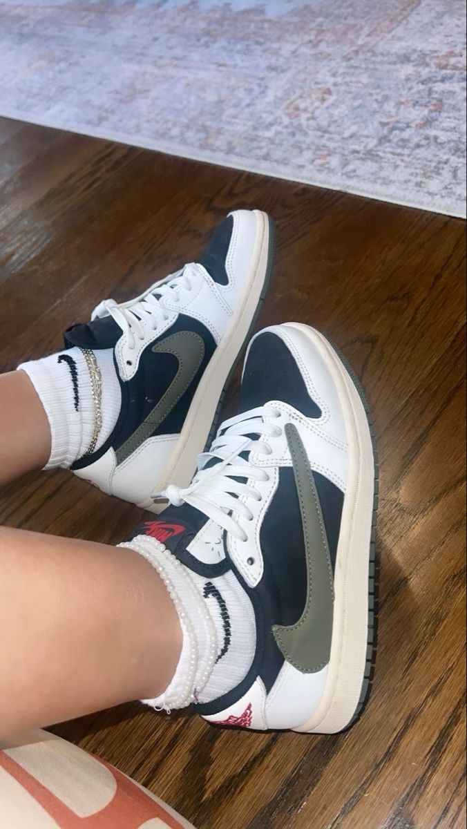 Adais Shoes, Travis Scott Dunks Outfit, Travis Scott Dunks, Travis Scott Shoes, Travis Scott Low, Pretty Sneakers, Dr Shoes, Trendy Shoes Sneakers, Pretty Shoes Sneakers