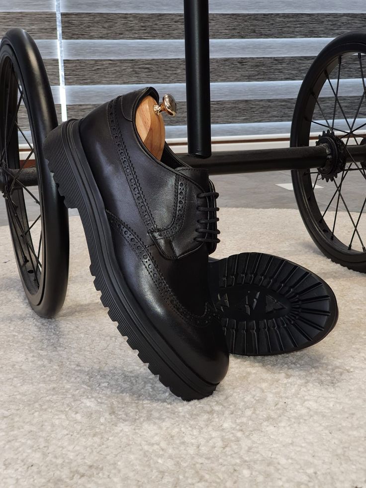 🔥 NEW COLLECTİON Collection : AUTUMN - WİNTER 20-21Production : Special and limited edition available ! Products : Logan Sardinelli Eva Sole Lace up Calfskin Black Shoes Shoes color : BLACK Shoes material : %100 Calf Leather inner lining : calfskın liningShoes sole : Rubber Package included : Box , shoehorn , shoeshine , socks Available size : 39-40-41-42-43-44 Shoes For Guys, Black Loafers Men, Official Shoes, Gents Shoes, Boots Outfit Men, Black Outfit Men, Trendy Boy Outfits, Best Shoes For Men, Black Dress Shoes