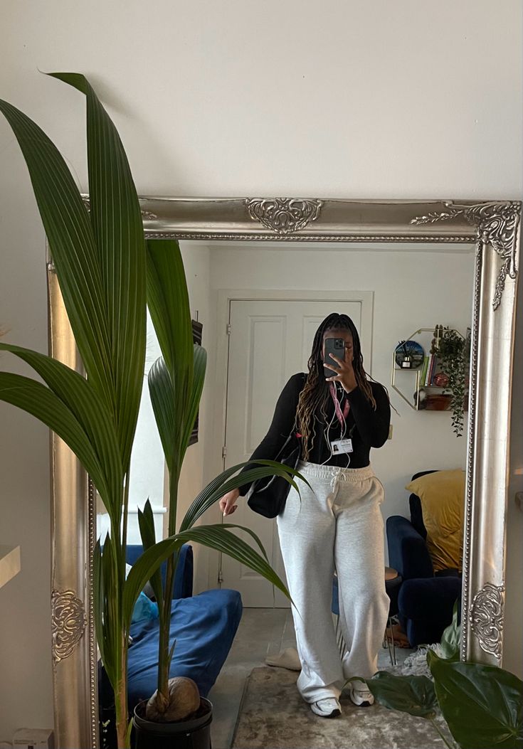 College, college outfit idea, comfortable clothes, grey straight joggers women, home wear, mirror pic, plants Straight Joggers Outfit, Grey Joggers Outfit Women, Joggers Outfit Women, Joggers Outfit, Grey Joggers, Mirror Pic, Grey Outfit, College Outfits, Comfortable Outfits