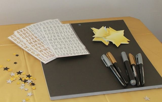 there are three pens and some paper stars on the table