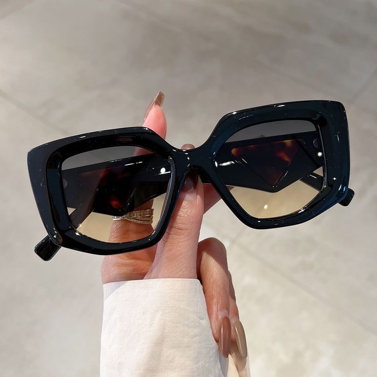 Luxury Branding Design, Uv400 Sunglasses, Sunglasses Women Vintage, Vintage Trends, Sunglasses Women Fashion, Trendy Sunglasses, Vintage Sunglasses, Vintage Branding, Asymmetrical Design