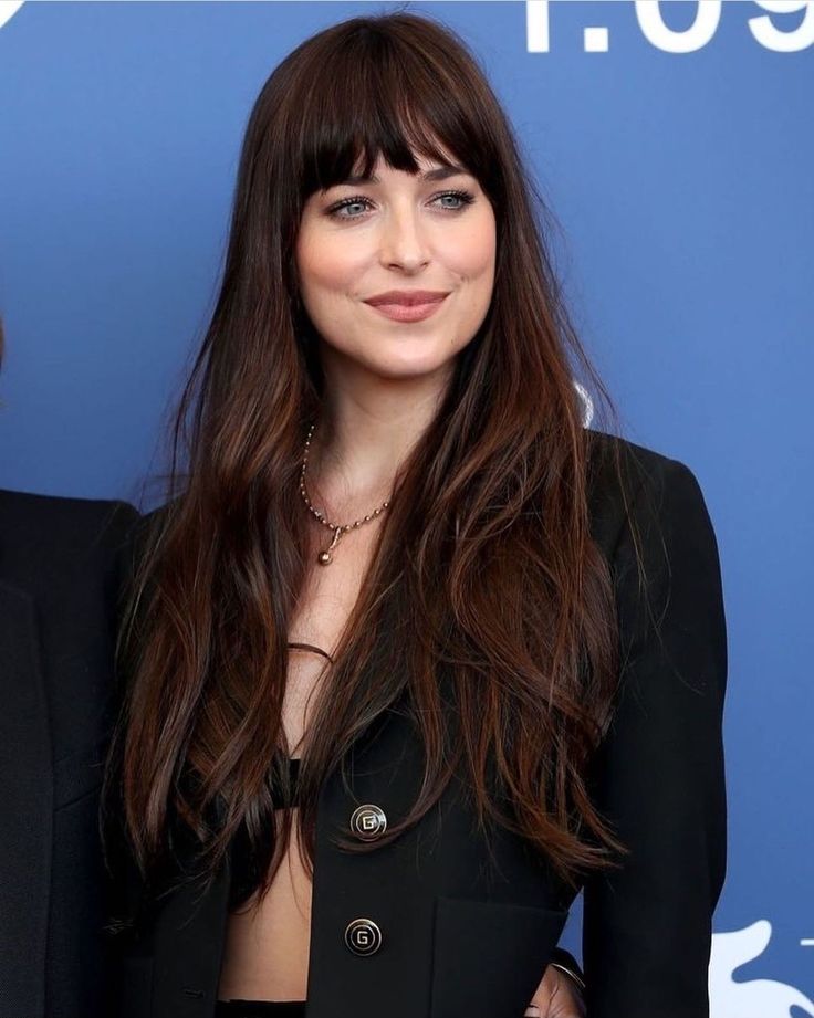 Dakota Johnson Hair, Dark Auburn Hair, Brown Hair Inspo, Venice Film Festival, Long Hair With Bangs, Auburn Hair, Hair Inspiration Color, Hair Color Dark, Dark Brown Hair