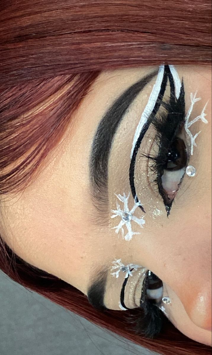 Winter Eyeliner Looks, Christmas Graphic Liner Makeup, Black Christmas Makeup, Christmas Alt Makeup, Emo Christmas Makeup, Christmas Goth Makeup, Christmas Graphic Eyeliner, Alt Christmas Makeup, Christmas Graphic Liner