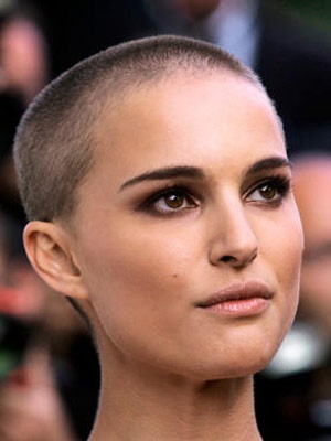 This is why Natalie Portman is one of the most beautiful women Natalie Portman Shaved Head, Bald Hairstyles, Buzz Cut Women, Latest Hair Trends, Bald Hair, Bald Women, Shaved Head, Hair Reference, Buzz Cut